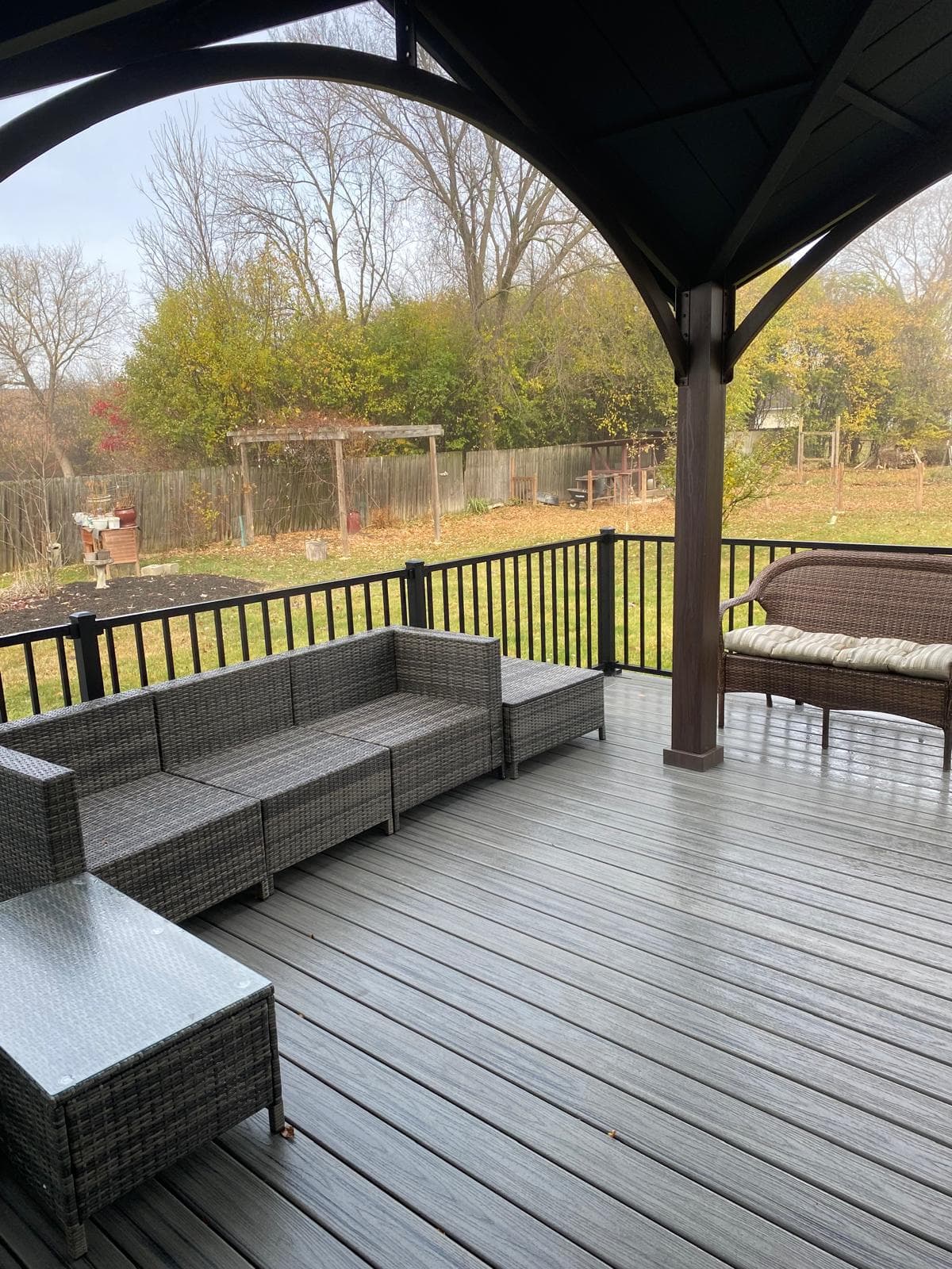 Peaceful Manor Farmington Hills — Deck lounge overlooking the backyard