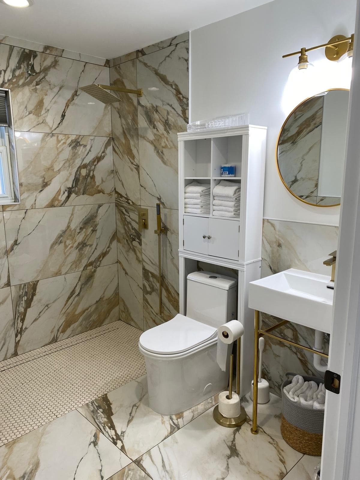 Peaceful Manor Livonia — Bathroom