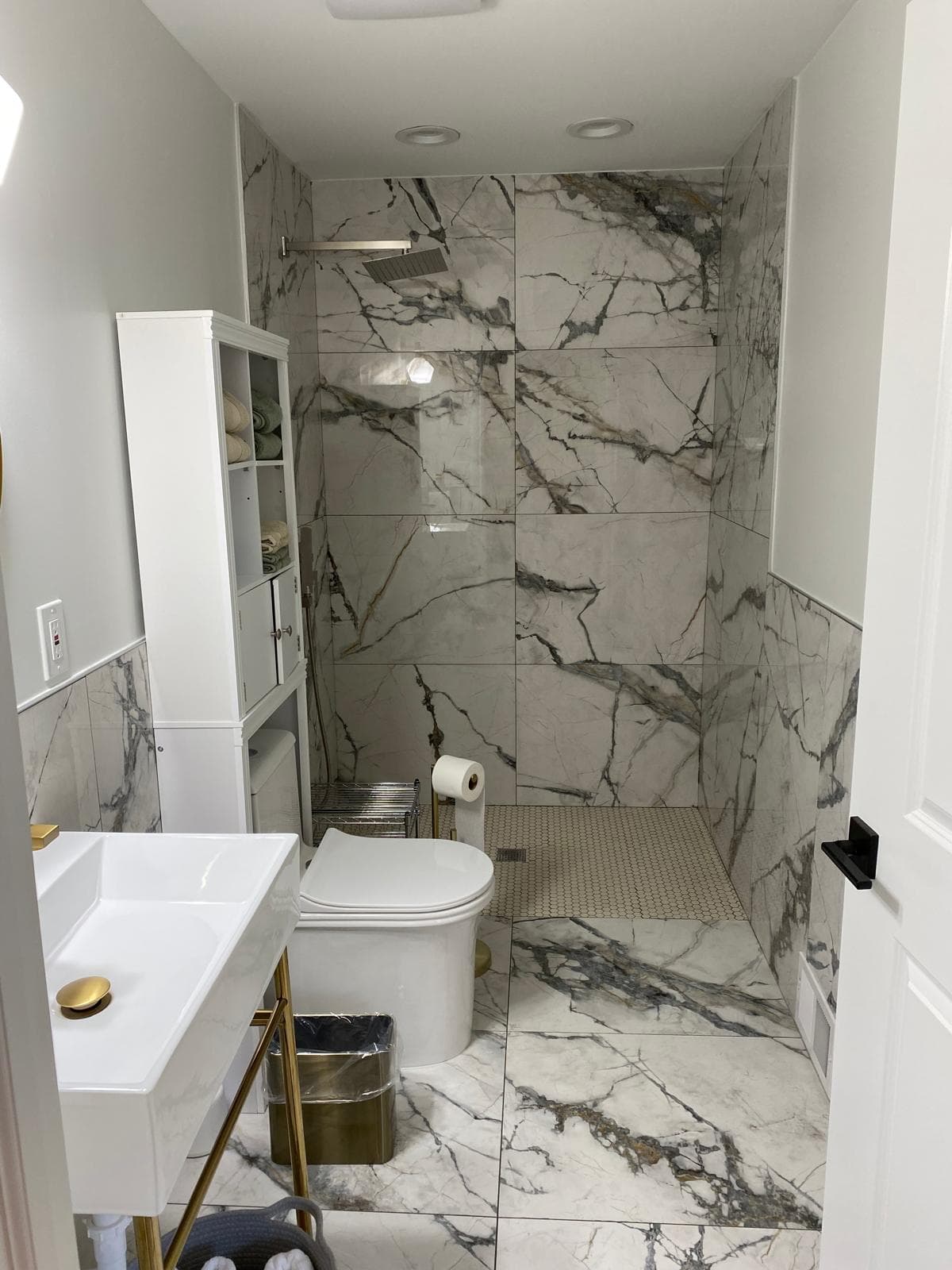 Peaceful Manor Livonia — Bathroom