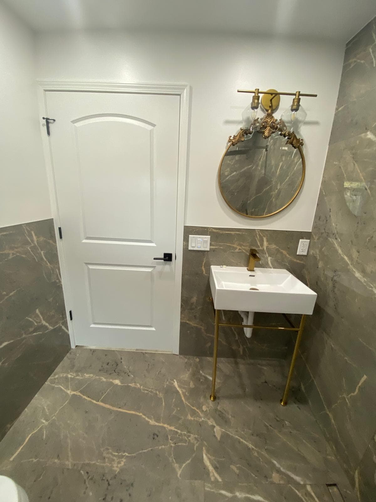Peaceful Manor Livonia — Bathroom