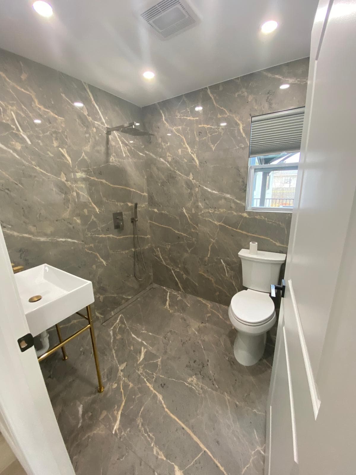 Peaceful Manor Livonia — Bathroom