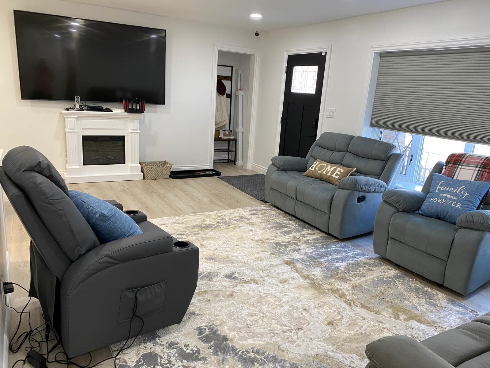 Peaceful Manor Livonia — Living area