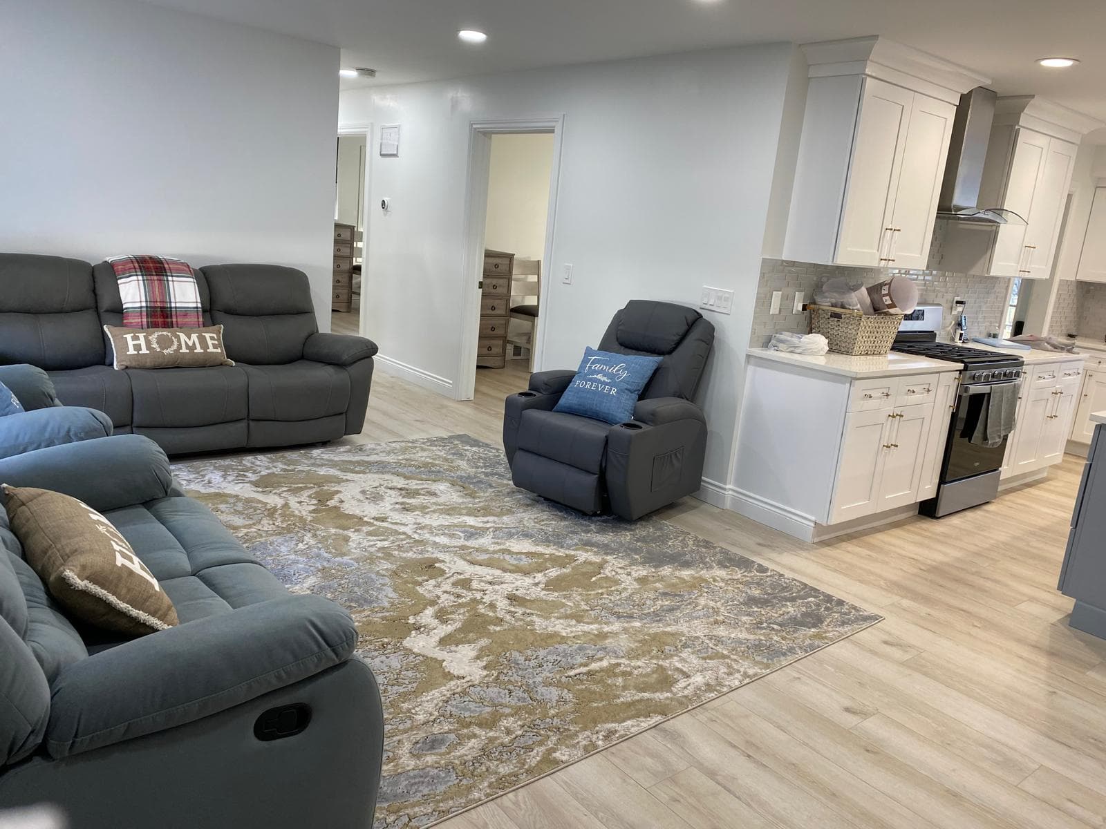 Peaceful Manor Livonia — Living area
