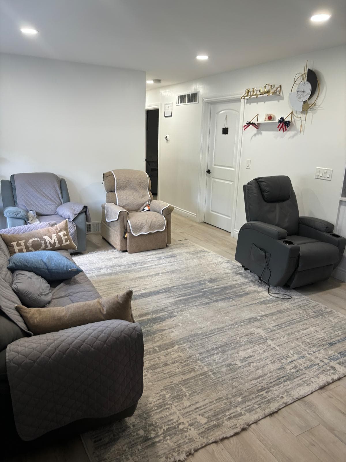 Peaceful Manor Livonia — Living room